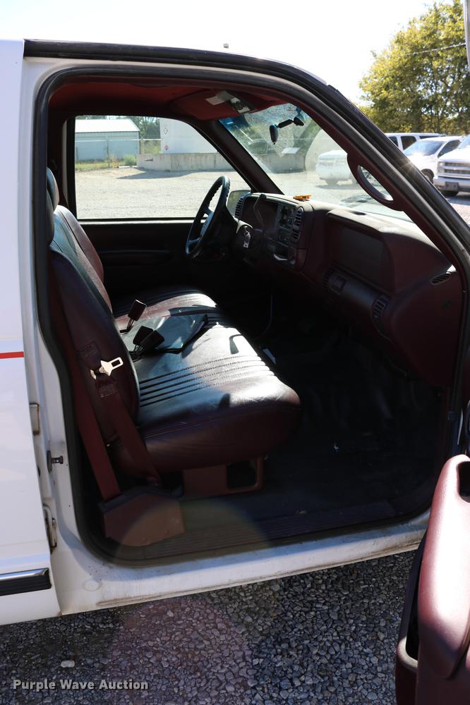 image for item DD0034 1999 Chevrolet Suburban 1500 SUV