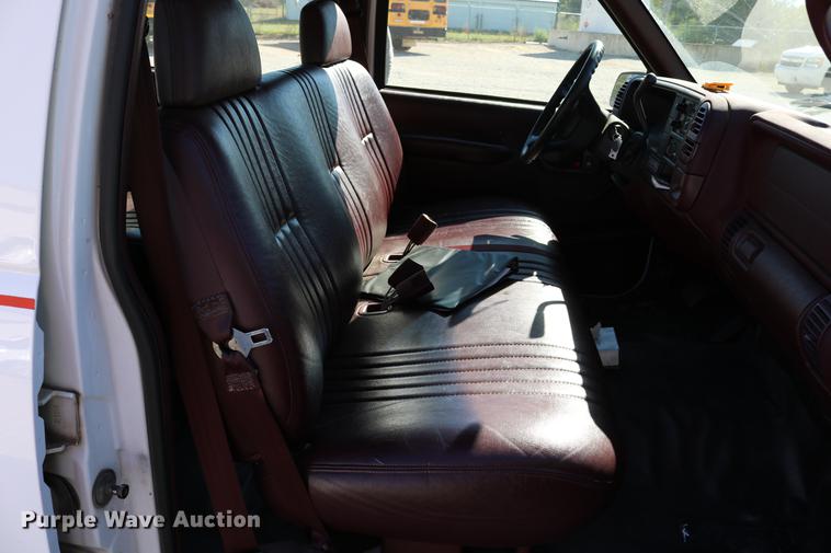 image for item DD0034 1999 Chevrolet Suburban 1500 SUV