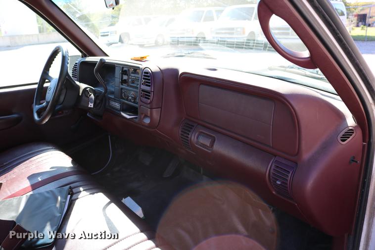image for item DD0034 1999 Chevrolet Suburban 1500 SUV