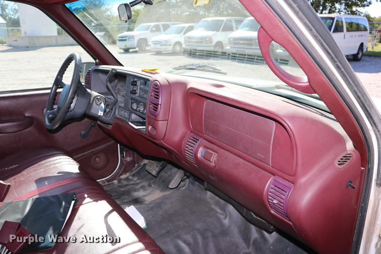 image for item DD0034 1999 Chevrolet Suburban 1500 SUV