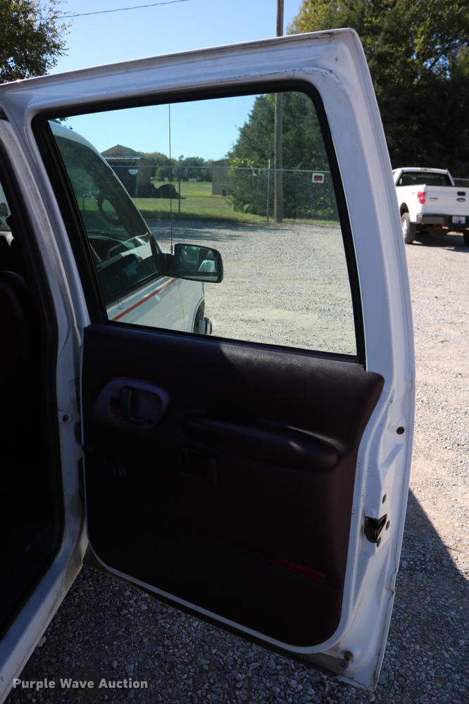 image for item DD0034 1999 Chevrolet Suburban 1500 SUV