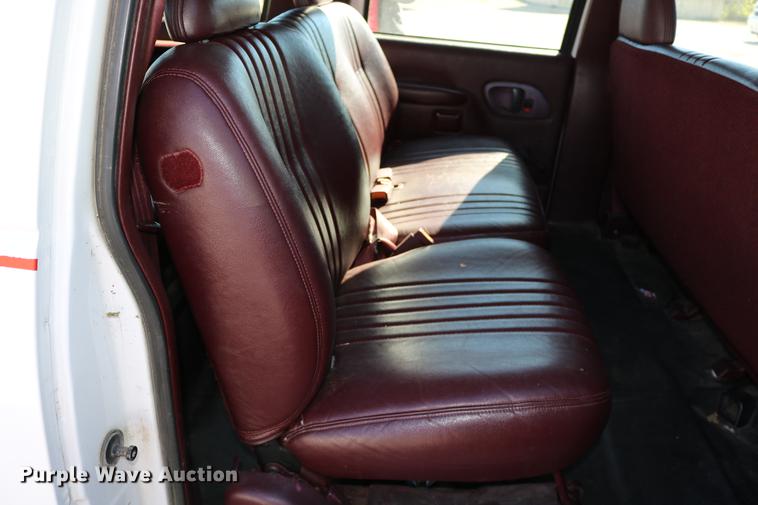 image for item DD0034 1999 Chevrolet Suburban 1500 SUV