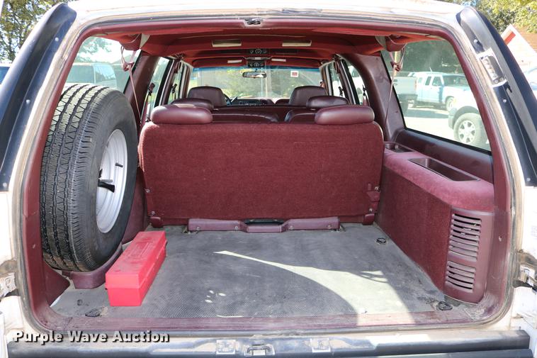 image for item DD0034 1999 Chevrolet Suburban 1500 SUV