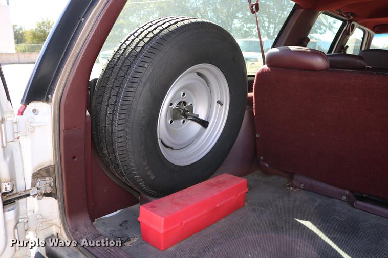 image for item DD0034 1999 Chevrolet Suburban 1500 SUV