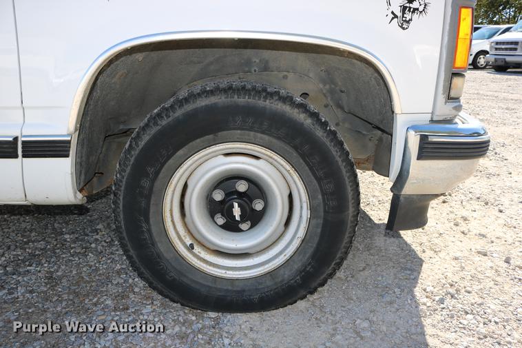 image for item DD0034 1999 Chevrolet Suburban 1500 SUV