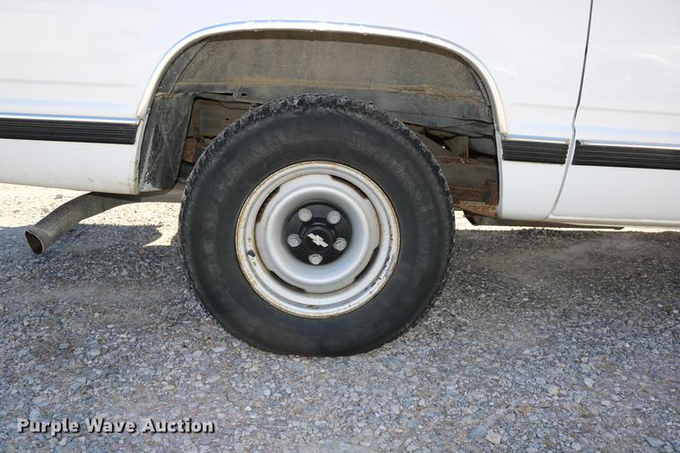 image for item DD0034 1999 Chevrolet Suburban 1500 SUV