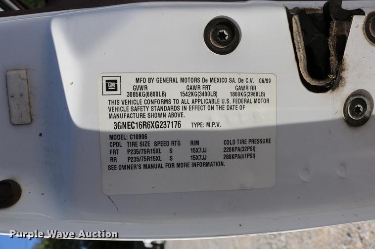 image for item DD0034 1999 Chevrolet Suburban 1500 SUV