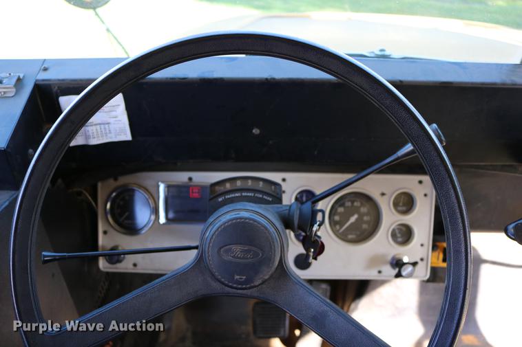 image for item DD0035 1998 Ford B800 bus