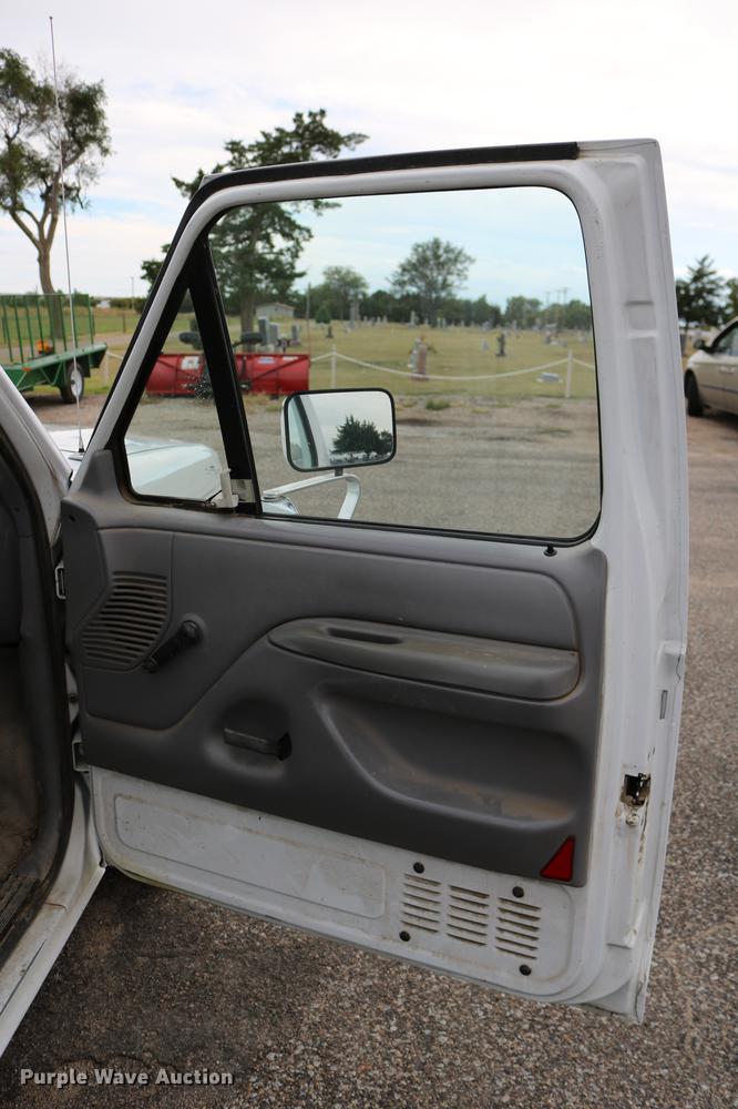 image for item DD0057 1995 Ford F150 pickup truck