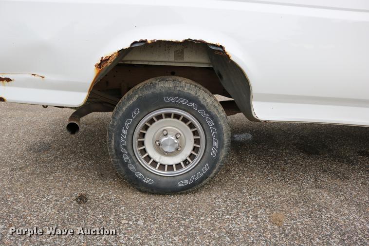 image for item DD0057 1995 Ford F150 pickup truck