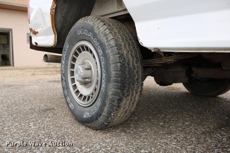 image for item DD0057 1995 Ford F150 pickup truck