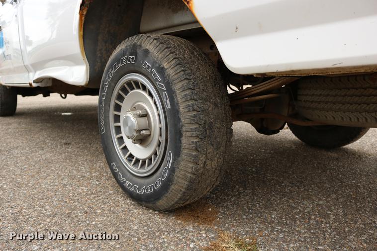 image for item DD0057 1995 Ford F150 pickup truck