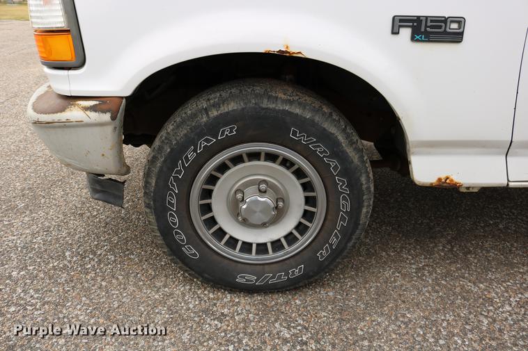 image for item DD0057 1995 Ford F150 pickup truck