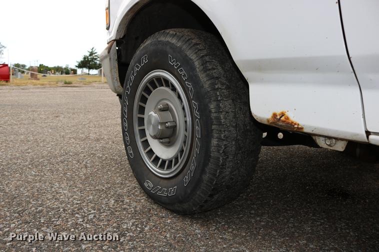 image for item DD0057 1995 Ford F150 pickup truck