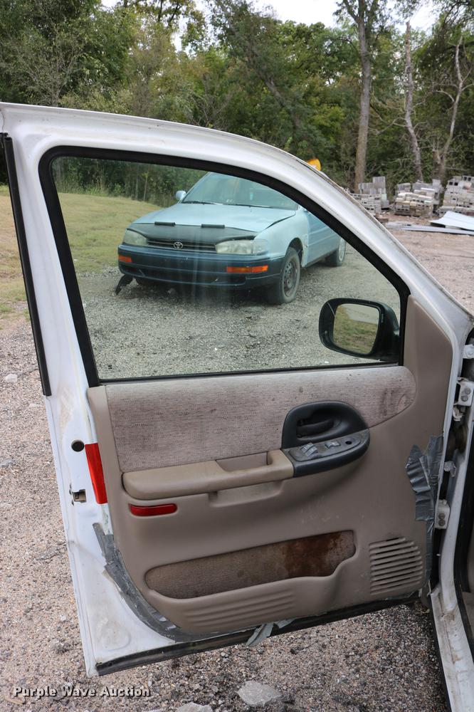 image for item DD0058 1999 Pontiac Montana van