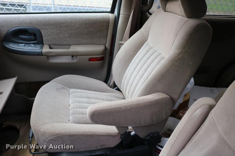 image for item DD0058 1999 Pontiac Montana van