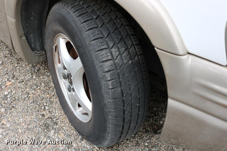 image for item DD0058 1999 Pontiac Montana van