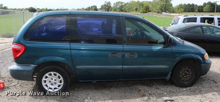 image for item DD0060 2002 Chrysler Voyager van