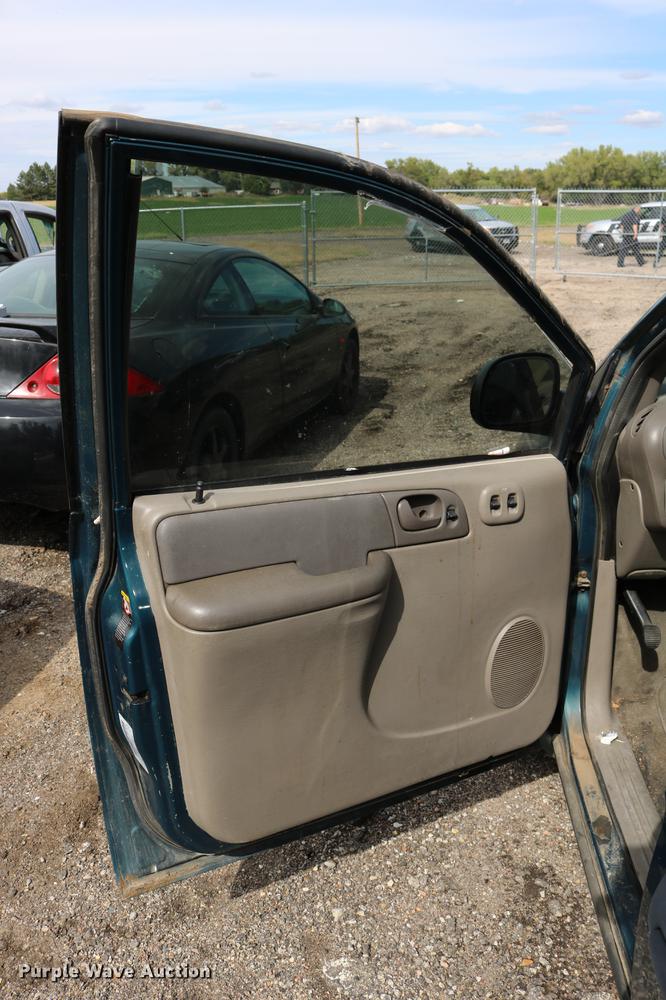 image for item DD0060 2002 Chrysler Voyager van