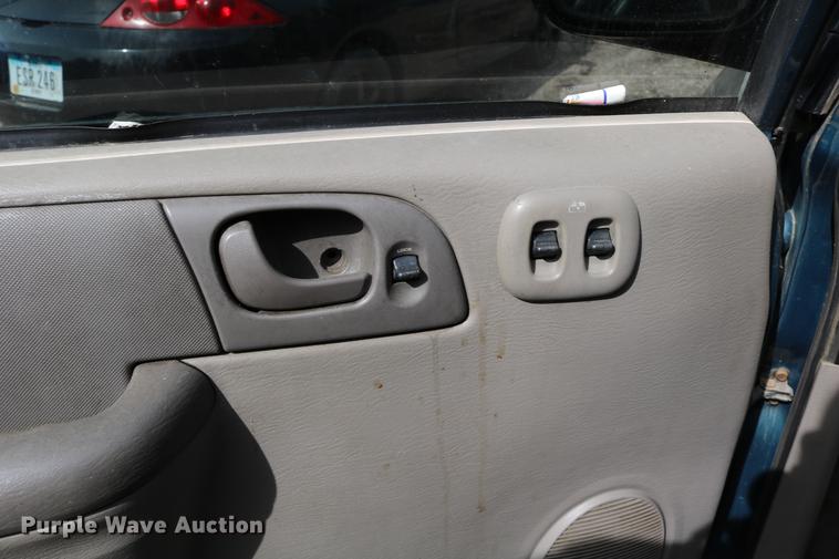 image for item DD0060 2002 Chrysler Voyager van