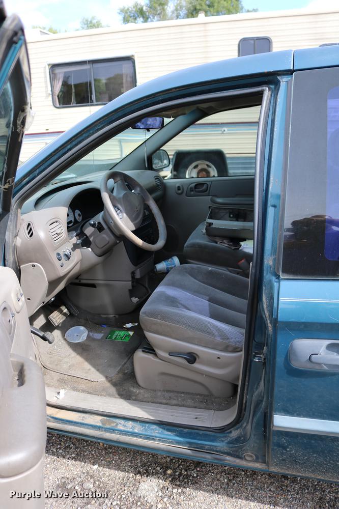 image for item DD0060 2002 Chrysler Voyager van