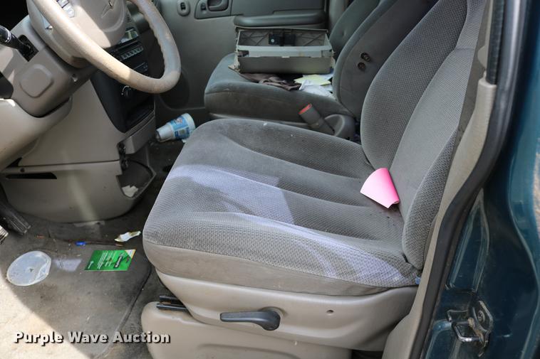 image for item DD0060 2002 Chrysler Voyager van
