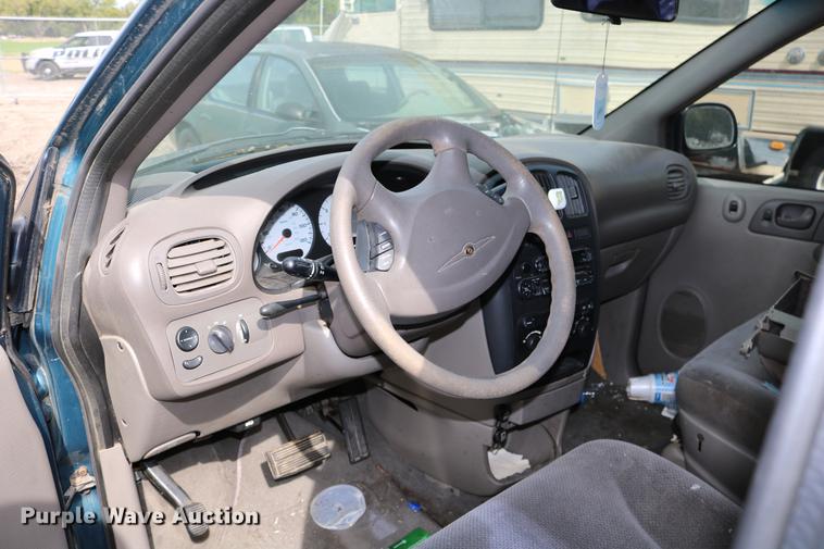 image for item DD0060 2002 Chrysler Voyager van