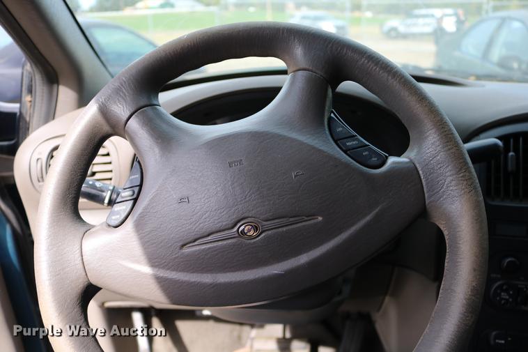 image for item DD0060 2002 Chrysler Voyager van