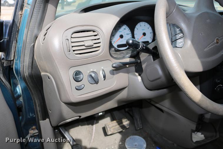 image for item DD0060 2002 Chrysler Voyager van