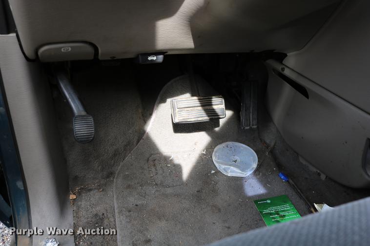 image for item DD0060 2002 Chrysler Voyager van