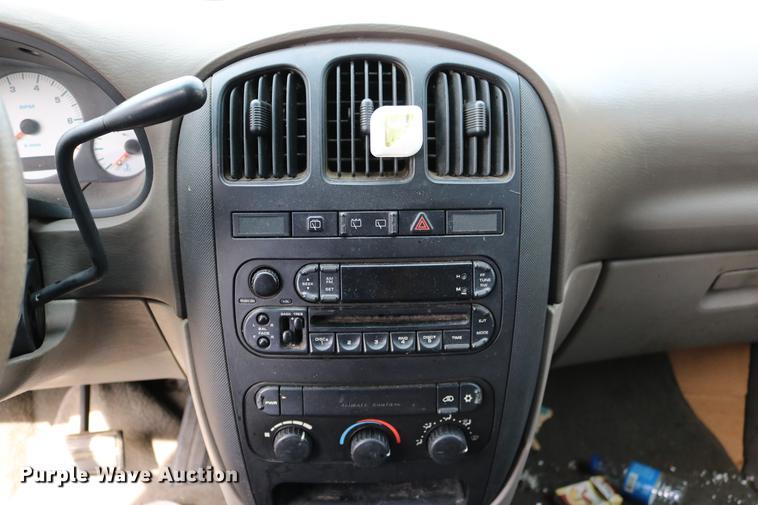 image for item DD0060 2002 Chrysler Voyager van