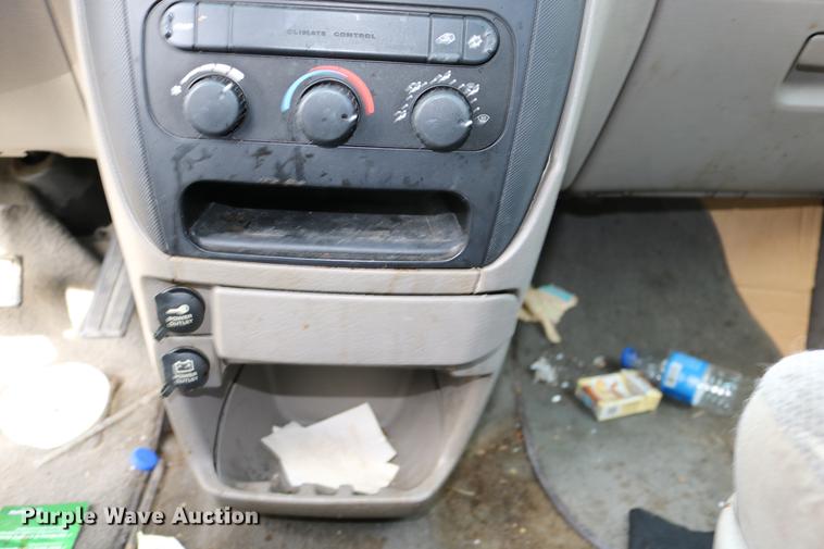 image for item DD0060 2002 Chrysler Voyager van