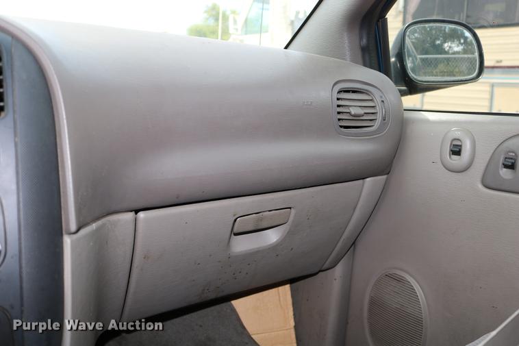 image for item DD0060 2002 Chrysler Voyager van