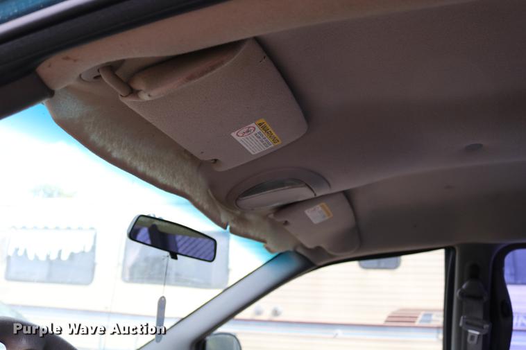 image for item DD0060 2002 Chrysler Voyager van