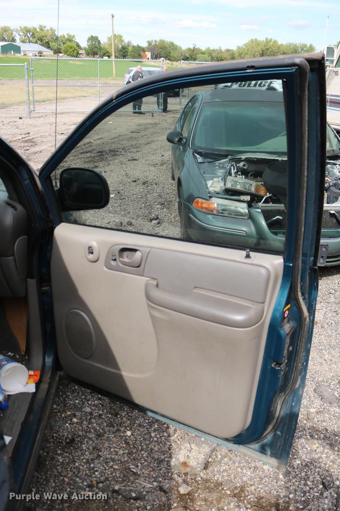 image for item DD0060 2002 Chrysler Voyager van