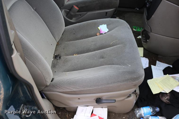 image for item DD0060 2002 Chrysler Voyager van