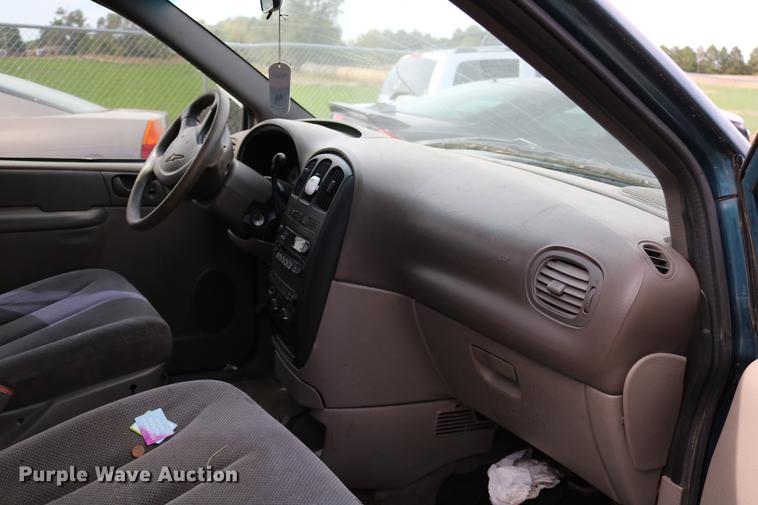 image for item DD0060 2002 Chrysler Voyager van