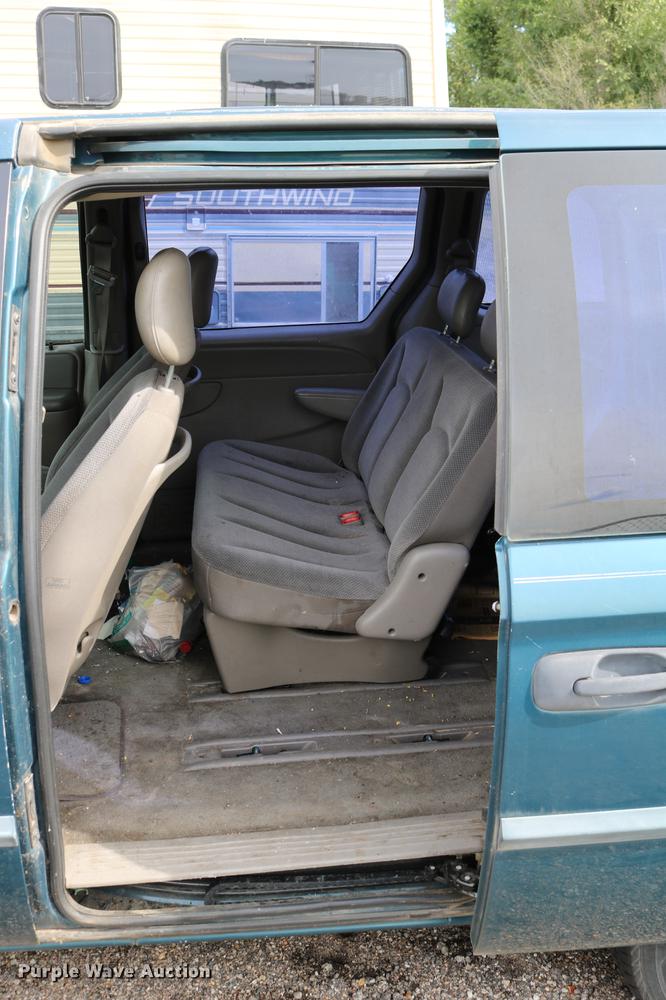 image for item DD0060 2002 Chrysler Voyager van