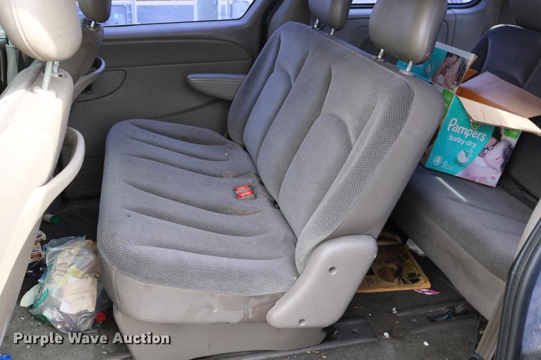 image for item DD0060 2002 Chrysler Voyager van