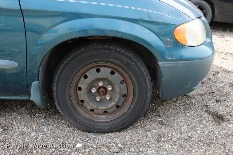 image for item DD0060 2002 Chrysler Voyager van