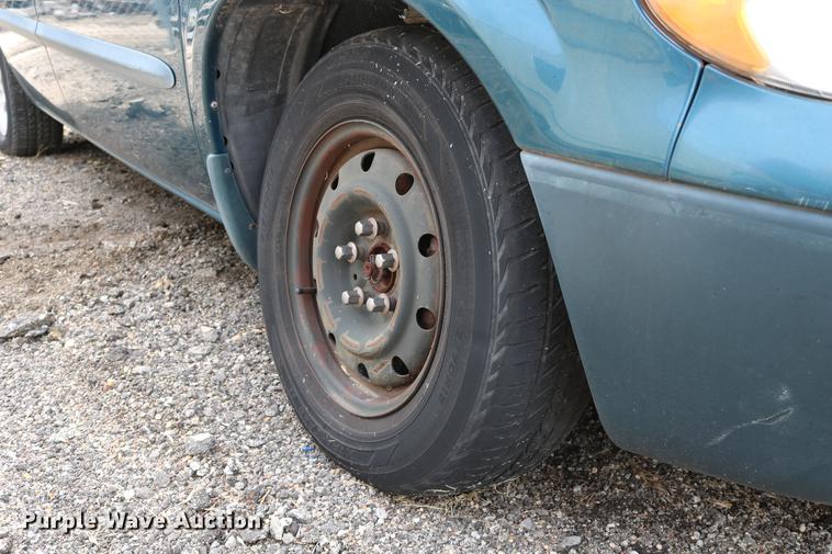 image for item DD0060 2002 Chrysler Voyager van