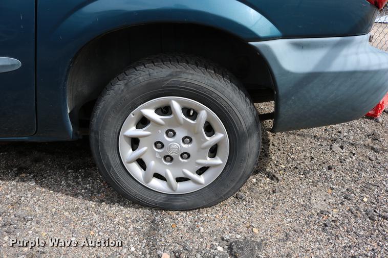 image for item DD0060 2002 Chrysler Voyager van