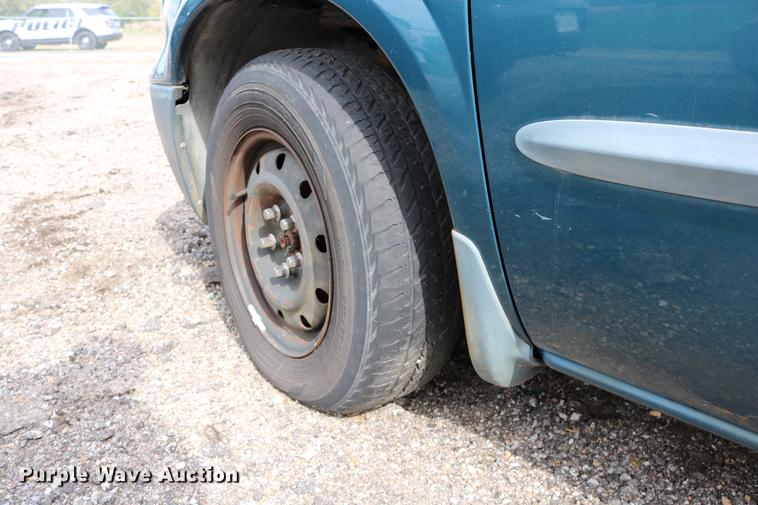 image for item DD0060 2002 Chrysler Voyager van