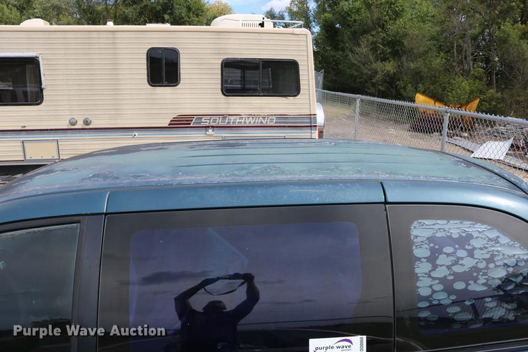 image for item DD0060 2002 Chrysler Voyager van