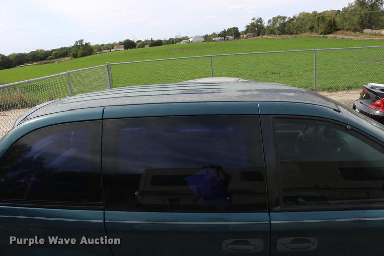 image for item DD0060 2002 Chrysler Voyager van