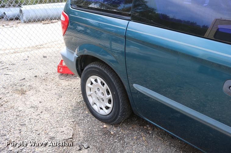 image for item DD0060 2002 Chrysler Voyager van
