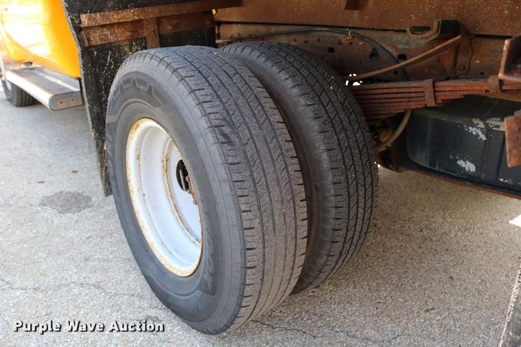 image for item DD0107 2002 Ford F350 Super Duty dump bed pickup truck