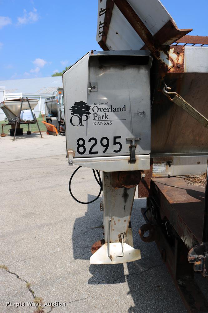 image for item DD0107 2002 Ford F350 Super Duty dump bed pickup truck