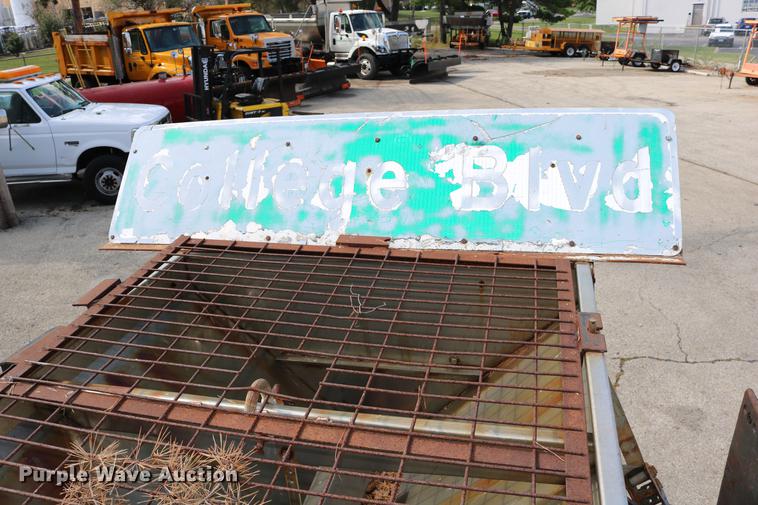 image for item DD0107 2002 Ford F350 Super Duty dump bed pickup truck