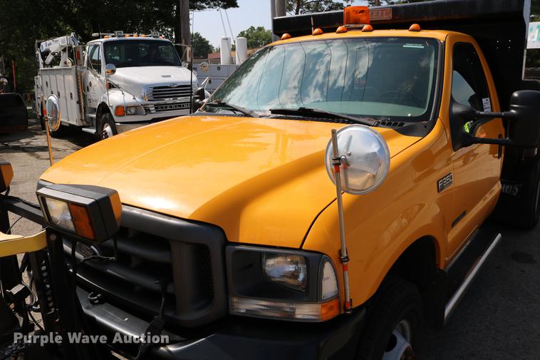 image for item DD0107 2002 Ford F350 Super Duty dump bed pickup truck